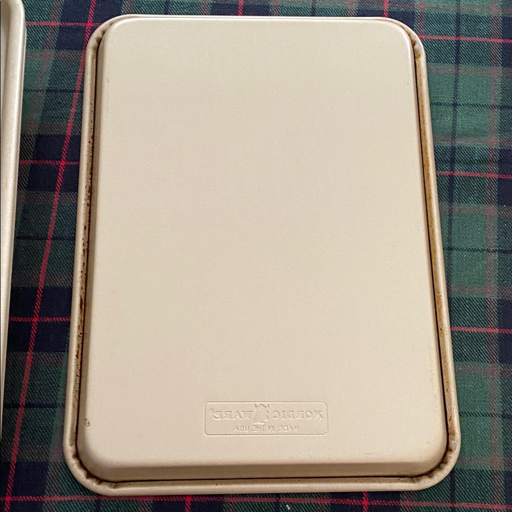 4- Nordic Ware Gold Non-Stick Quarter Sheet Pans - Picture 3 of 9